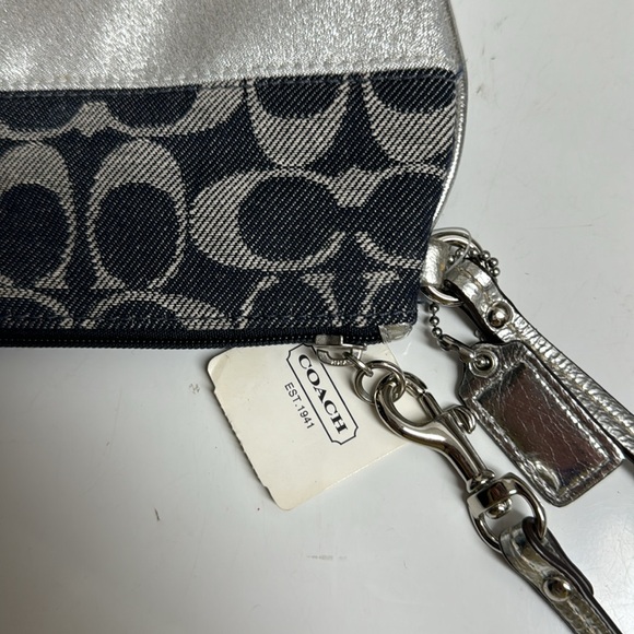 New Coach Wristlet - Picture 4 of 5